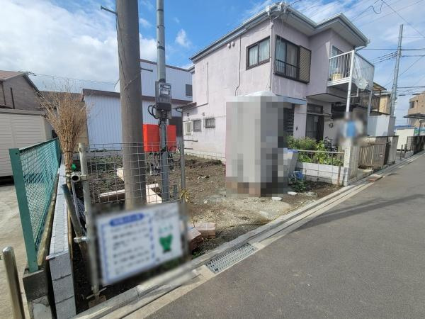 前面道路は幅があり車両の通行にも対応した環境です。現地は角地に位置しており日当たりも確保しやすい立地となっています。周辺は住宅が並ぶエリアで落ち着いた雰囲気が感じられます。