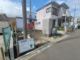 前面道路は幅があり車両の通行にも対応した環境です。現地は角地に位置しており日当たりも確保しやすい立地となっています。周辺は住宅が並ぶエリアで落ち着いた雰囲気が感じられます。