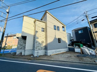 すっきりとした外観が特徴的な物件です。前面道路は広めで車両の出入りがしやすい環境です。周囲には同様の住宅が立ち並んでおり落ち着いた雰囲気となっています。道路沿いの立地で利便性も期待できます。