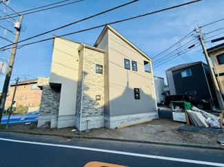すっきりとした外観が特徴的な物件です。前面道路は広めで車両の出入りがしやすい環境です。周囲には同様の住宅が立ち並んでおり落ち着いた雰囲気となっています。道路沿いの立地で利便性も期待できます。