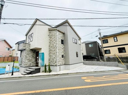 現地写真には外観デザインが印象的な住宅が映っております。前面道路が広く車の出入りもスムーズに行えそうです。周囲の住宅と調和した落ち着いた街並みが特徴です。建物の配置や駐車スペースの確保も確認できます。