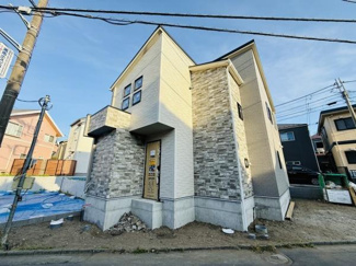 モダンな外観が特徴的な建物です。外壁のデザインが目を引きます。窓が多く自然光を取り入れやすい設計です。周囲の住環境も確認しやすい立地に建っています。