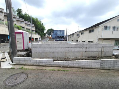 前面道路との高低差を活かした造成済みの土地です。周囲には落ち着いた住宅が並び静かな環境が特徴です。シンプルな形状で建築プランも考えやすい土地です。便利な立地で日々の生活にも配慮された区画です。