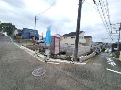 敷地前面には舗装された道路が広がり車両の進入もスムーズです。交差点に面した角地で目の前の道路は見通しが良好です。周辺には住宅が建ち並び落ち着いた環境が感じられます。