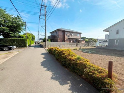 日当たりの良い道路に面した区画です。周辺には静かな住宅が並び落ち着いた雰囲気が広がります。道路幅も確保されておりゆったりとした印象です。整然と手入れされた植栽が目を引きます。