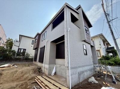 現代的な外観デザインが目を引く住宅です。2階部分にも窓が多く通風や採光に配慮されています。コンクリート基礎がしっかりしており安心感があります。外壁には落ち着いた色合いが採用されています。