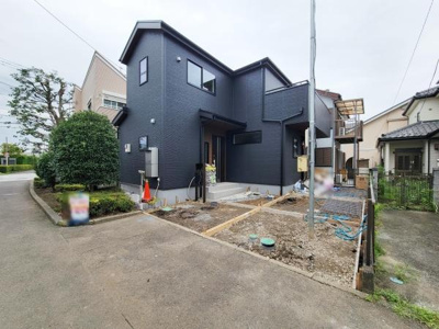 落ち着いた色合いの外観が印象的な建物です。角地に位置しており開放感を感じられます。前面道路は幅員も確保されており車の出し入れもスムーズです。敷地内はゆとりのあるスペース設計になっています。