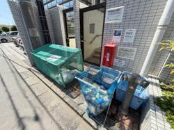 分別されたごみ置き場が設けられており住民の利便性に配慮されています。掲示板には詳細な案内が掲示されていて安心です。建物の外観と調和したデザインが特徴です。消火器の設置も見られます。