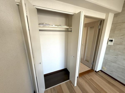 収納スペースも備わっており室内がすっきり使えます。シンプルな内装なのでお好みに合わせたアレンジが楽しめます。