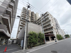 堂々とした外観が印象的なマンションです。植栽が施されており通り沿いの景観にも配慮されています。複数の建物が建ち並び暮らしやすい環境が整っています。周辺は比較的静かな雰囲気です。