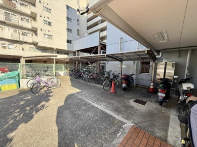 屋根付きの駐輪場が設置されており雨の日でも自転車やバイクをしっかりと保管できます。