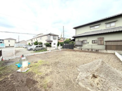 陽当たりの良い開放感のある外観です。周囲には住環境の整った住宅が並び落ち着いた雰囲気が広がります。道路幅もゆったりとして車の出し入れも快適に行えます。建築プランも立てやすい整形地となっています。