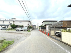 前面道路は車の通行がしやすい幅員です。周囲は住宅が建ち並び落ち着いた雰囲気が感じられます。駐車スペースも確保されており利便性の良い現地写真です。道路沿いには整備された歩道も確認できます。