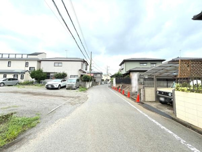 前面道路は車の通行がしやすい幅員です。周囲は住宅が建ち並び落ち着いた雰囲気が感じられます。駐車スペースも確保されており利便性の良い現地写真です。道路沿いには整備された歩道も確認できます。
