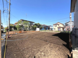 周囲に開放的な雰囲気が広がる土地です。整った整地がされており陽当たりにも恵まれています。前面の道路も広く住環境としても魅力的です。自由なプランで理想の住まいを実現できます。