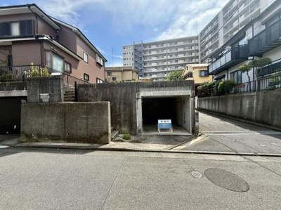 前面道路は幅員があり車の出し入れがしやすい環境です。周辺は住宅が立ち並び落ち着いた印象を受けます。現地写真から敷地の形状や周辺状況がしっかりと確認できます。