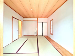 明るい色合いの天井と壁が印象的な和室です。大きな障子窓から自然光が入り室内を照らします。畳の美しい仕上がりが空間の魅力を引き立てます。収納スペースも備わっており用途に応じた使い方が可能です。