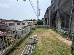 南向きでしっかりとしたフェンスが設置されている敷地です。隣接する建物との距離も確保されています。静かな住宅街の一角で落ち着いた雰囲気が特徴です。敷地面積を有効にご利用いただけます。