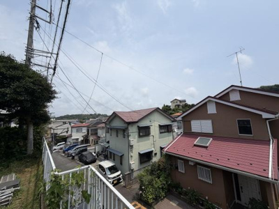 現地からの眺望では周辺の住宅街を広く見渡すことができます。空が広く感じられ落ち着いた街並みが広がっています。