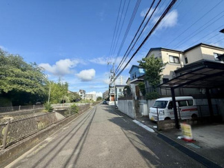 前面道路はゆとりがあり車の出入りもスムーズに行えます。道沿いには緑も多く清々しさを感じられる環境です。周囲は戸建て住宅が並び整った街並みが印象的です。