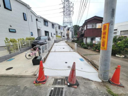 前面道路は幅員があり車の出入りに配慮されています。周囲は住宅が整然と並び落ち着いた街並みです。道路は舗装されており歩行や車両の通行がしやすい環境です。電柱や配線も整備されインフラがしっかりしています。