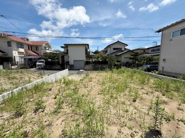 日当たりの良い現地土地写真です。周囲は閑静な住宅街に位置し整った区画が目を惹きます。道路へのアクセスもスムーズです。建築条件など詳細はお問い合わせください。伸びやかな空の景観も特徴です。