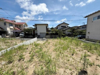 日当たりの良い現地土地写真です。周囲は閑静な住宅街に位置し整った区画が目を惹きます。道路へのアクセスもスムーズです。建築条件など詳細はお問い合わせください。伸びやかな空の景観も特徴です。