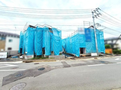 現地の建築状況が分かりやすく確認できます。前面道路は幅広く車の出入りもしやすい印象です。周囲も落ち着いた雰囲気で開放感があります。敷地の全体像をしっかりとご覧いただけます。