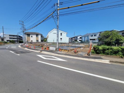 前面道路は幅が広く車両の通行もしやすい設計です。周囲には住宅が立ち並ぶ落ち着いた環境になっています。現地は日当たりが良く空の広さを感じられます。周辺道路は見通しも良く交通の流れもスムーズです。