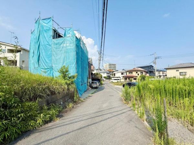 現地周辺は落ち着いた住宅街で前面道路も見通しの良い道です。道幅もしっかりと確保されており車の通行も安心です。建築中の物件が並ぶエリアで今後の発展にも期待できます。周囲には緑も多く開放感があります。