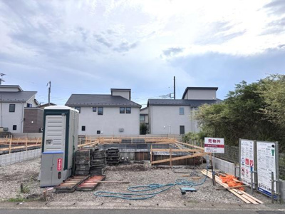 造成が進み整った形での建築が期待できる土地です。周辺には住宅も立ち並び落ち着いた雰囲気が広がっています。幅広い用途に対応できる敷地で建築計画がとてもしやすい状態です。