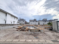 周囲には戸建て住宅が立ち並び落ち着いた街並みが見えます。敷地は広く開放感があります。建築中の現場でこれからの変化が楽しめそうです。前面道路も整備されています。