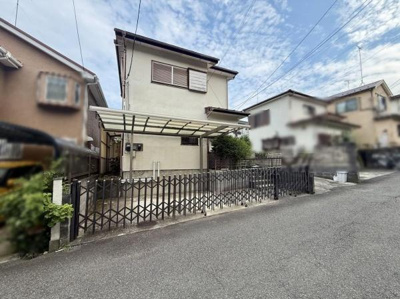 シンプルな外観が落ち着いた雰囲気を演出します。カーポート付きで車の駐車も便利です。前面道路が広く出入りがしやすくなっています。フェンスと門扉付きでプライバシーにも配慮されています。