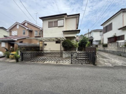前面道路に面した現地写真です。駐車スペースがしっかり確保されており敷地内への車の出入りもスムーズです。落ち着いた住宅環境が感じられ周囲との距離感も適度に保たれています。