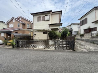 前面道路に面した現地写真です。駐車スペースがしっかり確保されており敷地内への車の出入りもスムーズです。落ち着いた住宅環境が感じられ周囲との距離感も適度に保たれています。