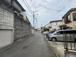 前面道路は幅があり車の出入りがしやすい環境です。周囲は閑静な住宅街で落ち着いた雰囲気が感じられます。道路沿いには整備された住宅が並んでおり整然とした街並みです。