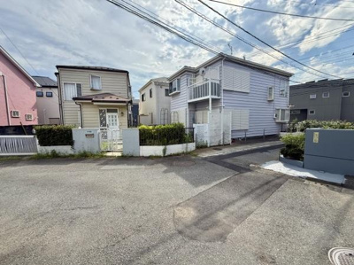 前面道路が広く車の出入りがしやすい環境です。周囲は住宅が建ち並び落ち着いた雰囲気が感じられます。現地の様子がよく分かる写真で住まい選びの参考になります。道路の舗装状態も良好です。