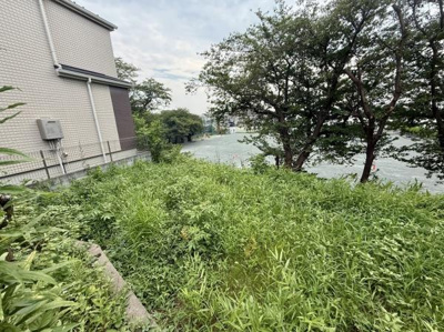 敷地内からは川が望める開放的な眺望が広がっています。緑豊かな自然に囲まれており四季折々の風景を楽しめます。隣接した住宅との距離が確保されているのでプライベート感があります。