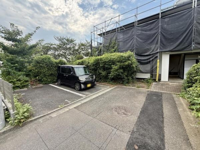 緑に囲まれた静かな空間に位置する駐車場です。前面道路も広く車の出し入れがしやすい設計となっています。敷地内にはゆとりあるスペースが確保されており使い勝手の良さが特徴です。