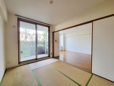 落ち着いた雰囲気が広がる和室です。大きな窓から自然光が入り明るい空間を演出しています。リビングと繋がっているため開放感も感じられます。畳の心地よさが日常にやさしいアクセントを加えてくれます。
