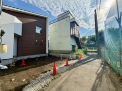 前面道路は舗装されており交通の通行も安心です。現地は開放感があり周囲に高い建物も少ないため空が広く感じられます。陽射しも良く入りやすい環境です。建物の外観がシンプルで落ち着いています。