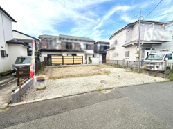 道路から敷地までフラットなアクセスが特徴です。両隣の住宅との距離も適度に確保されています。明るい空間が広がり日当たりの良さが感じられます。周囲には落ち着いた住宅が並んでいます。