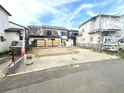 道路から敷地までフラットなアクセスが特徴です。両隣の住宅との距離も適度に確保されています。明るい空間が広がり日当たりの良さが感じられます。周囲には落ち着いた住宅が並んでいます。