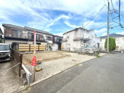 前面道路は幅員がしっかり確保されており車の出し入れもスムーズに行えそうです。周辺には住宅が整然と並び落ち着いた雰囲気が感じられます。敷地は整形地で建築の自由度も高そうです。