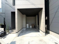 建物の一部が屋根のように覆われているため車を直接雨や日差しから守ることができます。出入りのしやすいスペースが確保されています。駐車場周辺もすっきりとしたデザインです。