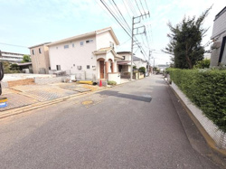現地前面道路は幅員が広く車の通行もしやすい印象です。周囲の住宅も整然としており清潔感があります。歩道も整備されていて安心感があります。電柱や植栽など街並みが落ち着いた雰囲気です。