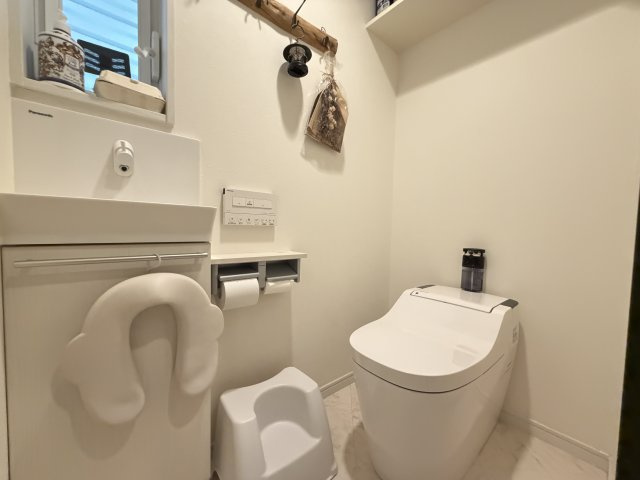 室内（2026年8月）撮影
トイレは手洗い付きの高機能トイレです。
便座のふたも自動で開きます。
トイレ内の電気も人感センサー付きで消し忘れもなく安心です
。