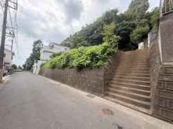 閑静な住宅街に位置し周囲に緑が多く落ち着いた街並みが広がっています。