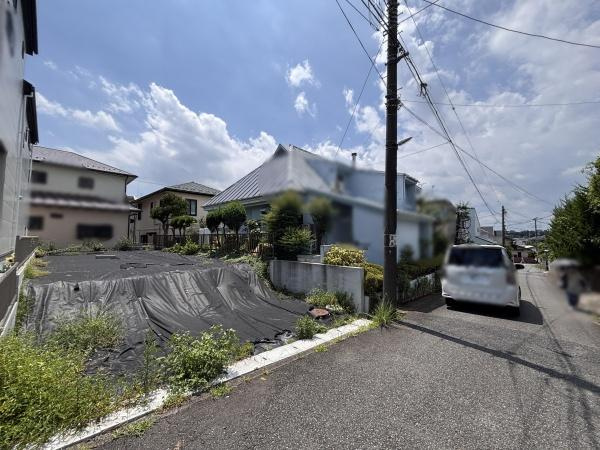 日当たりの良い前面道路が確認でき近隣には落ち着いた住宅が並んでいます。道路幅も車の通行に十分な広さがあります。周囲は閑静な住環境で安心してお選びいただけます。