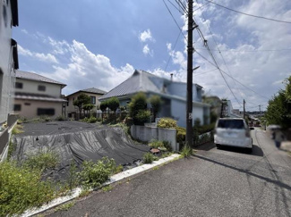 日当たりの良い前面道路が確認でき近隣には落ち着いた住宅が並んでいます。道路幅も車の通行に十分な広さがあります。周囲は閑静な住環境で安心してお選びいただけます。